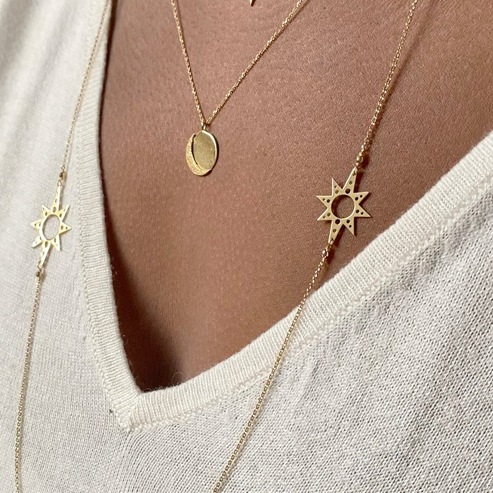 Moon necklace in 18k gold with a shimmering moon crescent in 18k gold, on a model together with a long star necklace